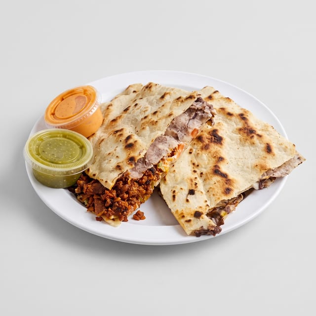 Tlayuda con Huevo y Chorizo (Egg and Chorizo Tlayuda).