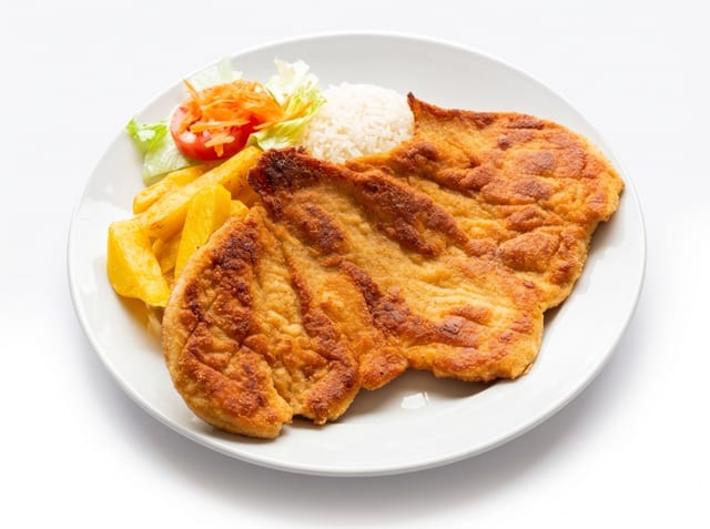 Plato de Milanesa de Pollo (Breaded Chicken Plate).